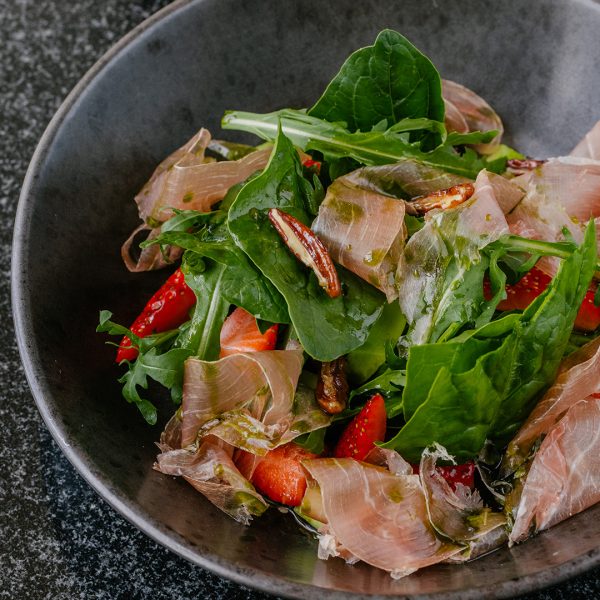 Салат с клубникой и пармой