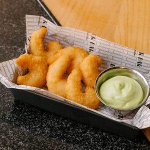 Креветки в кляре в соусе васаби