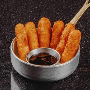 Хрустящий сыр с ягодным соусом