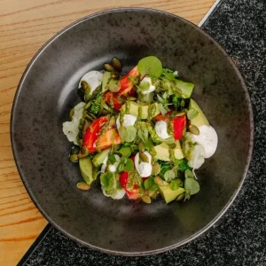 Салат с авокадо и сыром фета