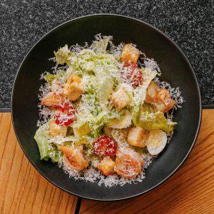 Цезарь салат с креветками