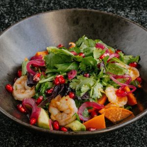 Салат с креветками и хурмой