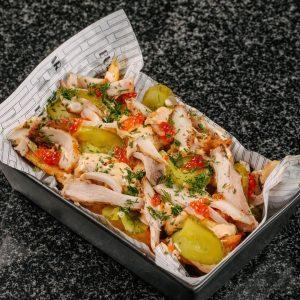 Картофель с курицей, икрой и соусом спайси