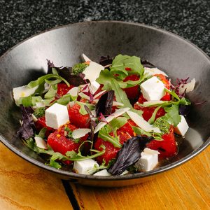 Салат с компрессионным арбузом с соусом песто и фета