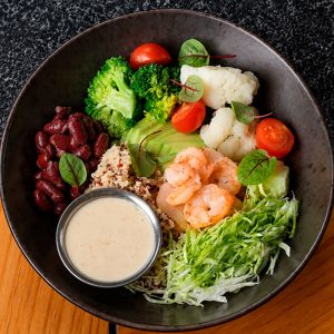 Боул с киноа, овощами и креветками
