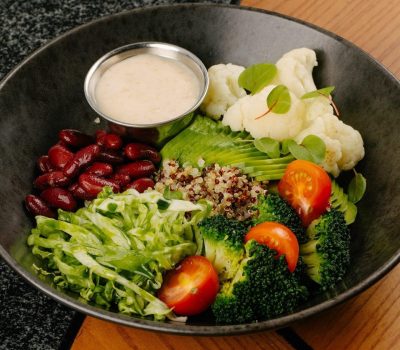 Боул с киноа и овощами