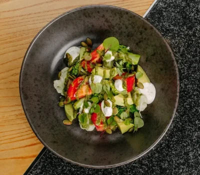 Салат с авокадо и сыром фета