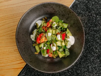 Салат с авокадо и сыром фета