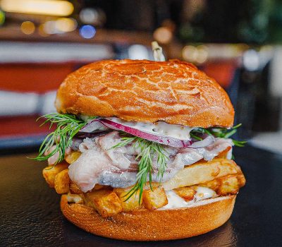 Голландец с маринованной сельдью