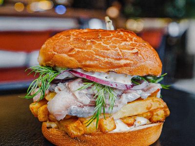 Голландец с маринованной сельдью