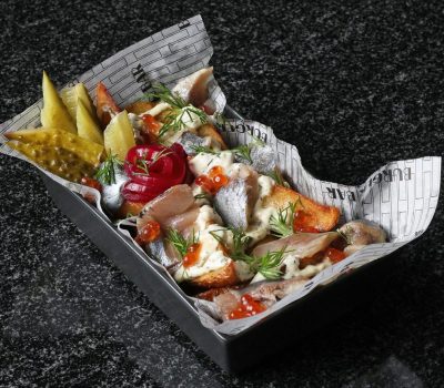 Картофельные дольки с сельдью и красной икрой