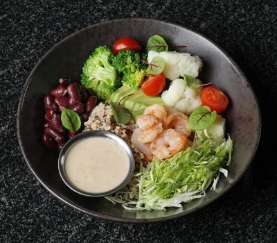 Боул с киноа, овощами и креветками