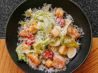 Цезарь салат с креветками