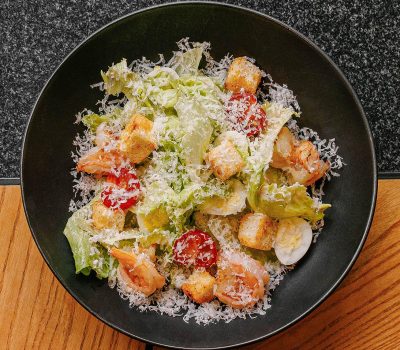 Цезарь салат с креветками