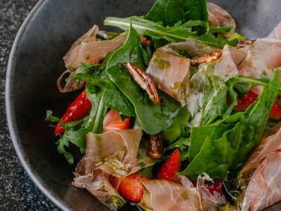Салат с клубникой и пармой