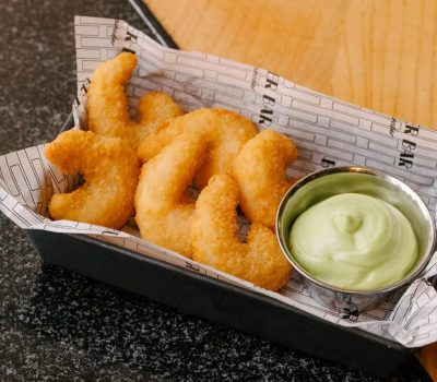 Креветки в кляре в соусе васаби