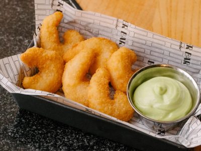 Креветки в кляре в соусе васаби