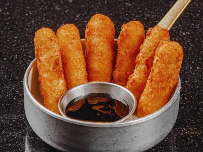 Хрустящий сыр с ягодным соусом