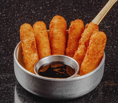 Хрустящий сыр с ягодным соусом