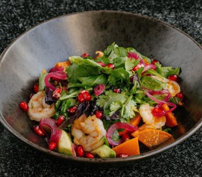 Салат с креветками и хурмой