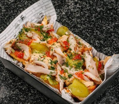 Картофель с курицей, икрой и соусом спайси
